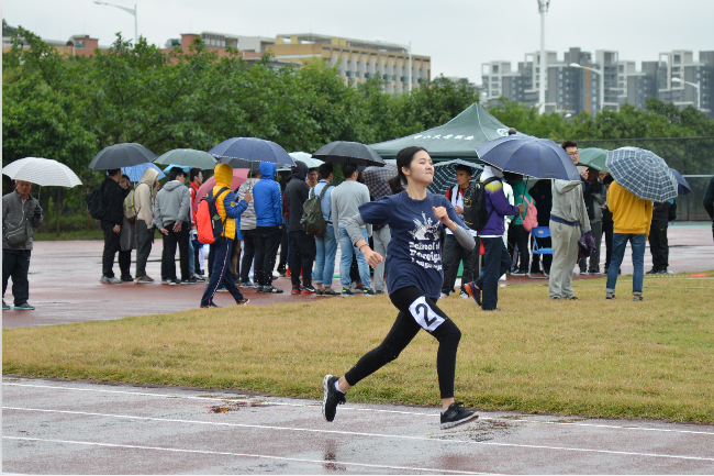 任嘉同学在女子400米比赛中