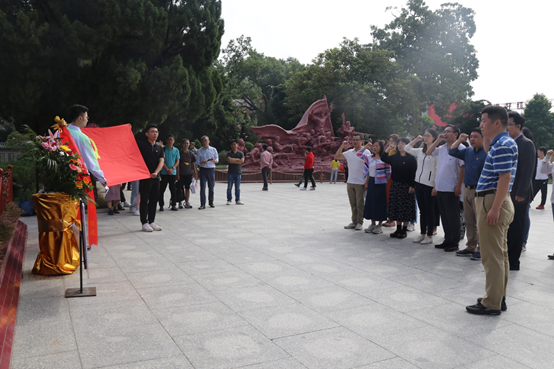 党员师生在红宫红场旧址重温入党誓词