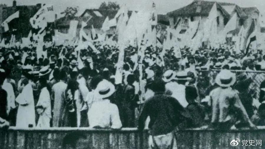 1925年5月30日，上海爆发了反帝爱国的五卅运动，掀起了全国范围大革命高潮。